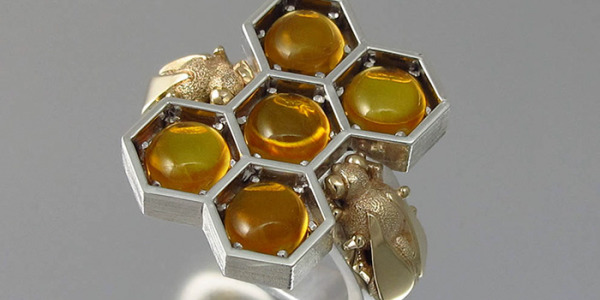 Šperky ako zo včelieho plastu
